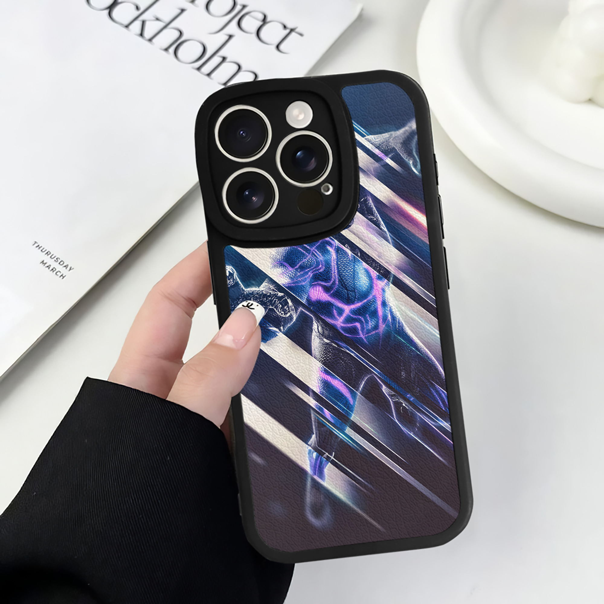 （画像用） アベンジャーズ The Avengers 【iPhone 16シリーズ対応】シリコンスマホケース（レザー調） 材質：シリコン